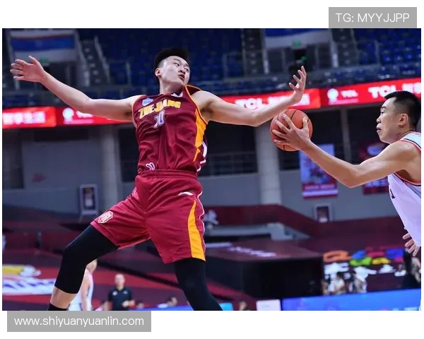 CBA足球款棉服夹克：CBA联赛专属的足球主题服饰